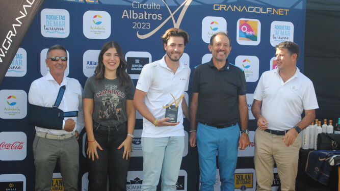 Pedro Capilla recibe el premio en Roquetas de Mar.