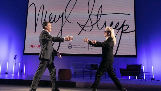 Antonio Banderas recibe a Mery Streep en la charla juntos en Oviedo
