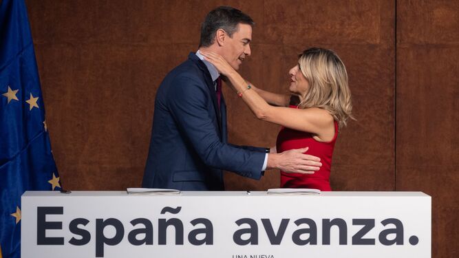 Pedro Sánchez y Yolanda Díaz se abrazan en la presentación de su acuerdo de gobierno.