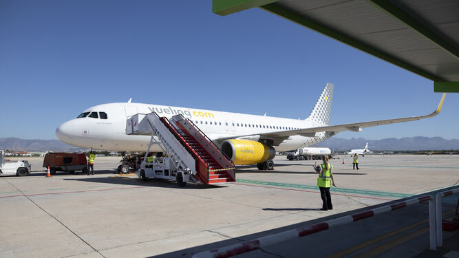 Imagen de archivo de un avión en la pista del Aeropuerto de Granada