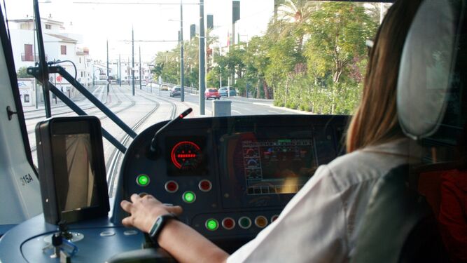 Imagen de una conductora del Metro de Granada circulando por el municipio de Armilla