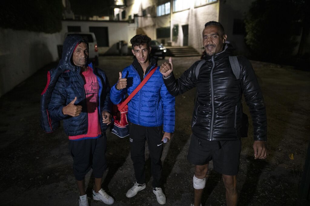 As&iacute; ha sido la llegada al albergue granadino de V&iacute;znar de m&aacute;s de un centenar de migrantes llegados de Canarias