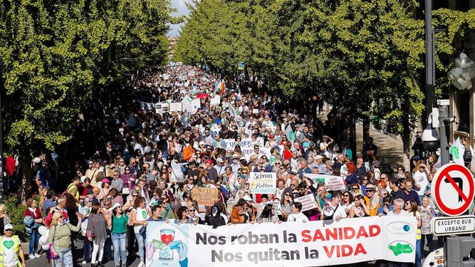 Miles de personas se manifiestan en Granada bajo el lema 'Nos roban la sanidad, nos quitan la vida'