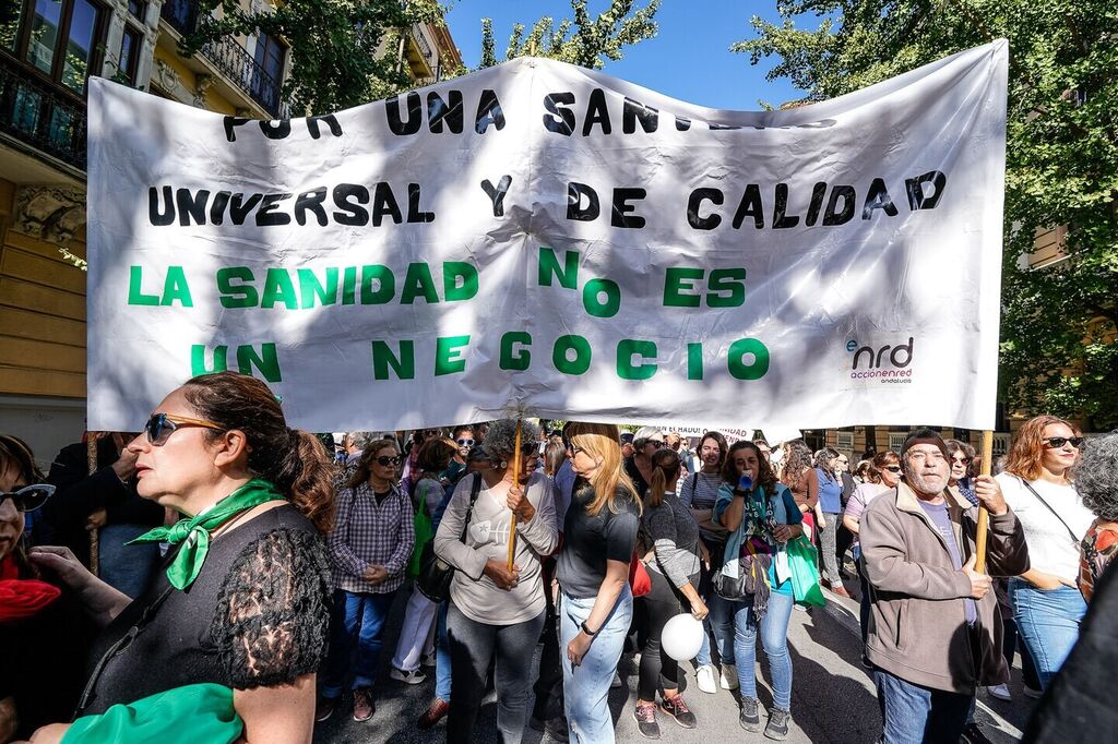 As&iacute; ha sido la manifestaci&oacute;n en defensa de la sanidad p&uacute;blica en Granada