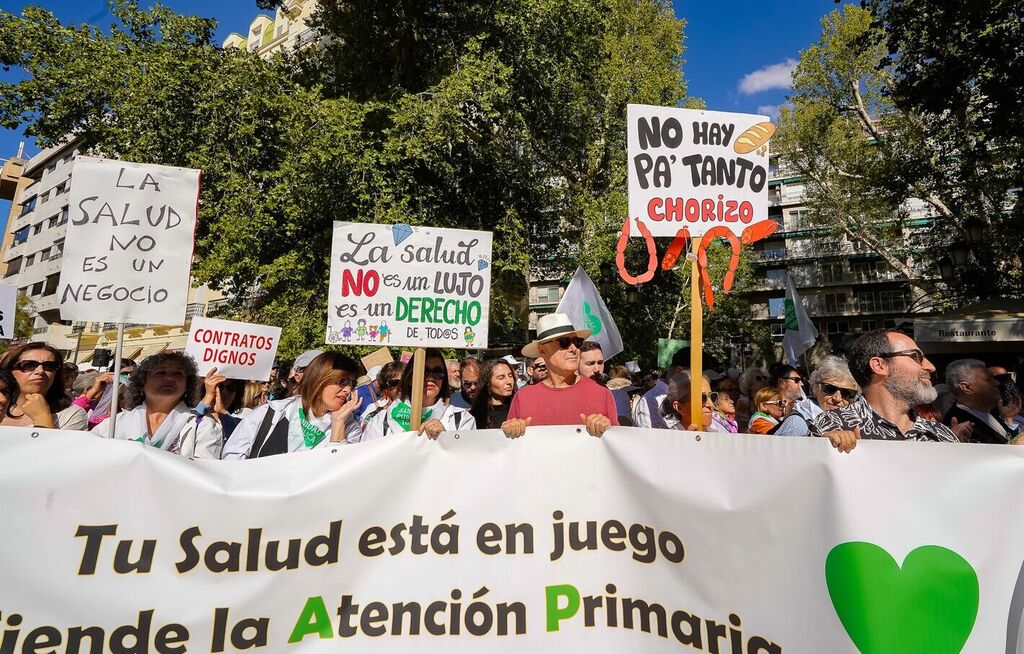 As&iacute; ha sido la manifestaci&oacute;n en defensa de la sanidad p&uacute;blica en Granada