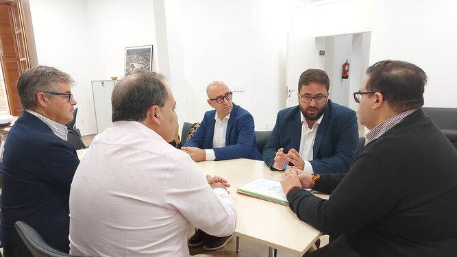 La Mancomunidad y Aecost trabajan en una estrategia común para unir a empresarios y comerciantes de la Costa de Granada