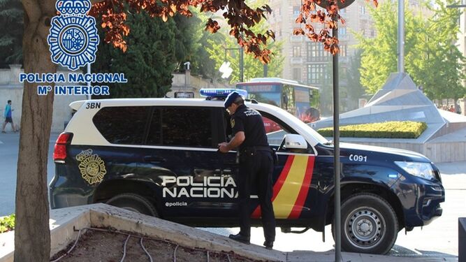 Un usuario de la estación de autobuses de Granada recupera una riñonera perdida con más de 2.000 euros en su interior