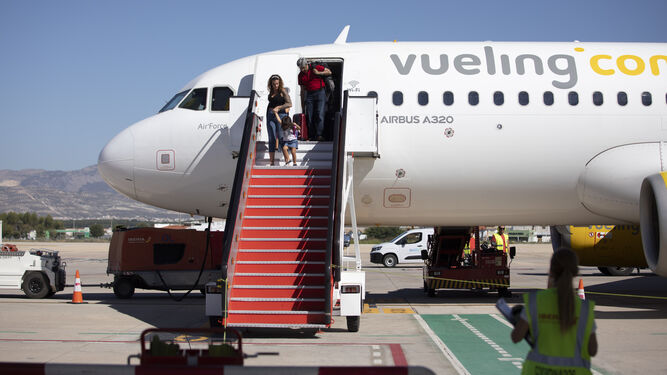 Una familia baja de un avión en el Aeropuerto de Granada