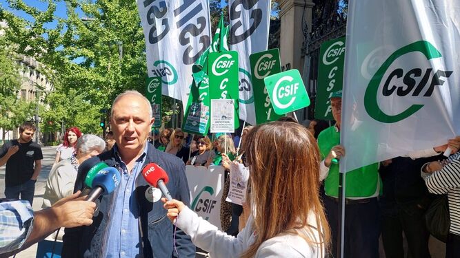 CSIF Granada reclama un mayor reEl presidente del Sector de Sanidad de CSIF Andalucía, Victorino Girela, atiende a los medios en Granada durante una concentración en imagen de archivo