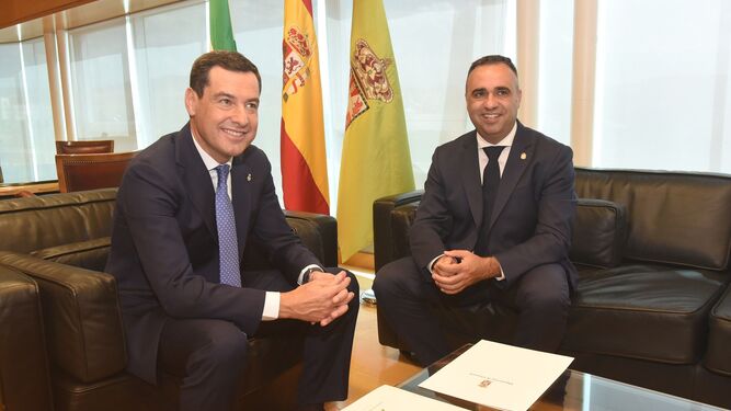 Juanma Moreno en una visita reciente al presidente de la Diputación de Granada