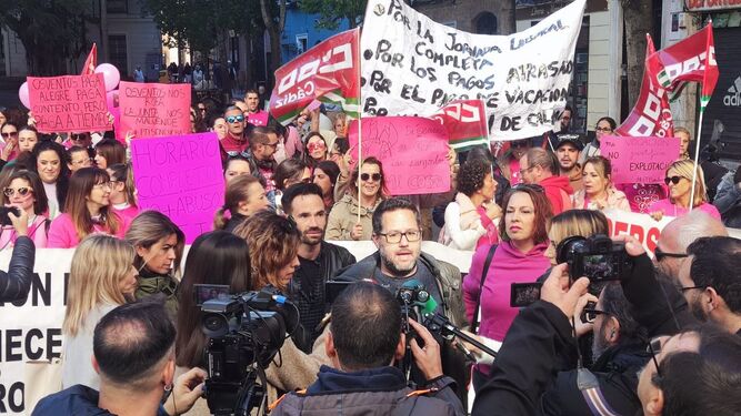 Ignacio García, de Adelante Andalucía, atiende a los medios ante la concentración de las PTIS.