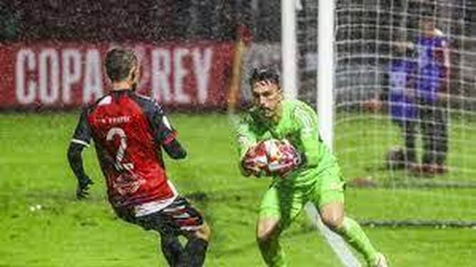 Adri López, bajo la lluvia en el partido de Copa ante el Arosa