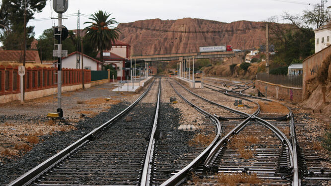 Playa de vías de la estación de Guadix, que forma parte de la línea entre Granada y Almería