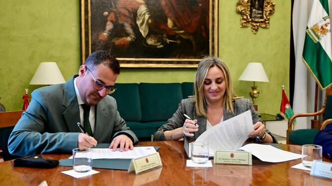 Pablo Lozano y Marifrán Carazo firman el convenio.