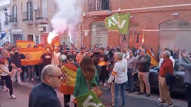 Gritos xenófobos en una concentración espontánea frente a la sede del PSOE provincial