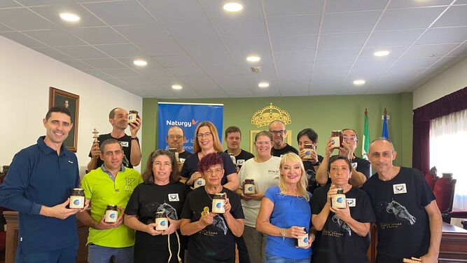 Botes de miel de Tabernas donada por Naturgy a familias vulnerables almerienses.