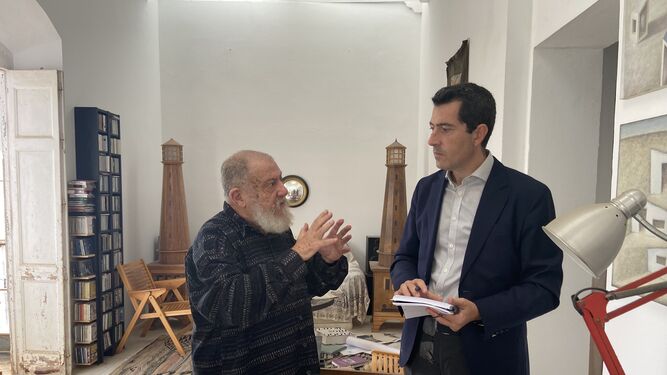 Juan Alonso Contreras charla con Pérez Villalta.