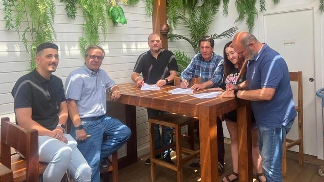 Imagen de archivo del actual equipo de Gobierno (PSOE, Más Salobreña e IU) firmando el pacto de gobierno