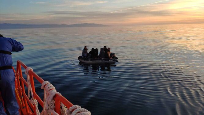 Rescatados 42 migrantes en Motril de 2 embarcaciones, una hundida, con un desaparecido