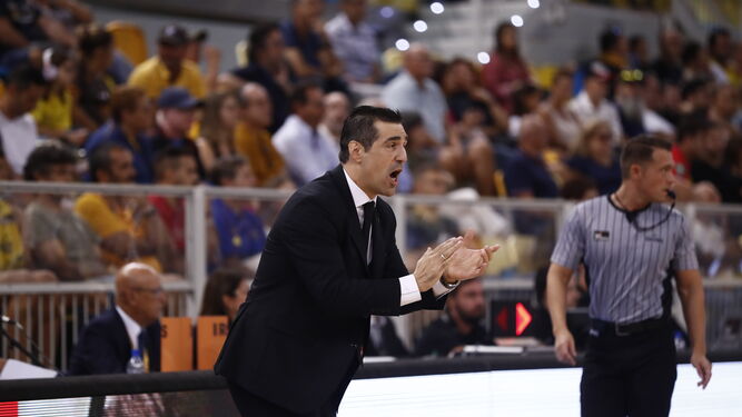 Pablo Pin aplaude a sus jugadores en el duelo ante  el Gran Canaria.