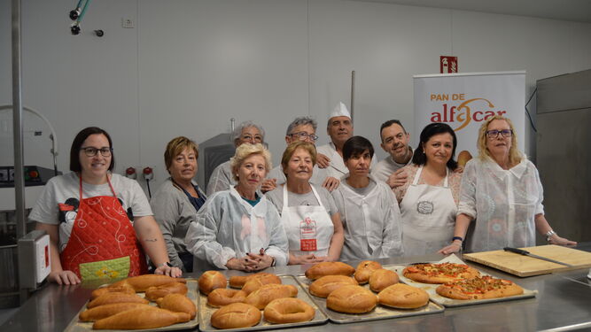 Mujeres en el taller con elaboraciones de pan de Alfacar.