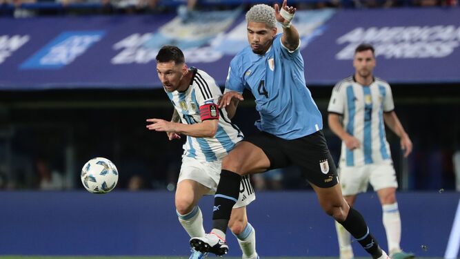 Araújo, autor del 0-1, obstaculiza a Messi en La Bombonera.