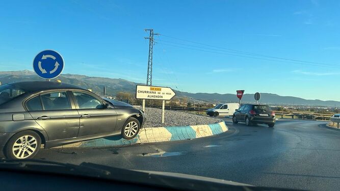 El vehículo accidentado en la rotonda de la carretera de la Hípica