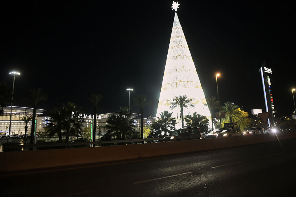 Fotos: as&iacute; se ha iluminado el &aacute;rbol de Navidad del Nevada en Granada, el m&aacute;s alto de Espa&ntilde;a