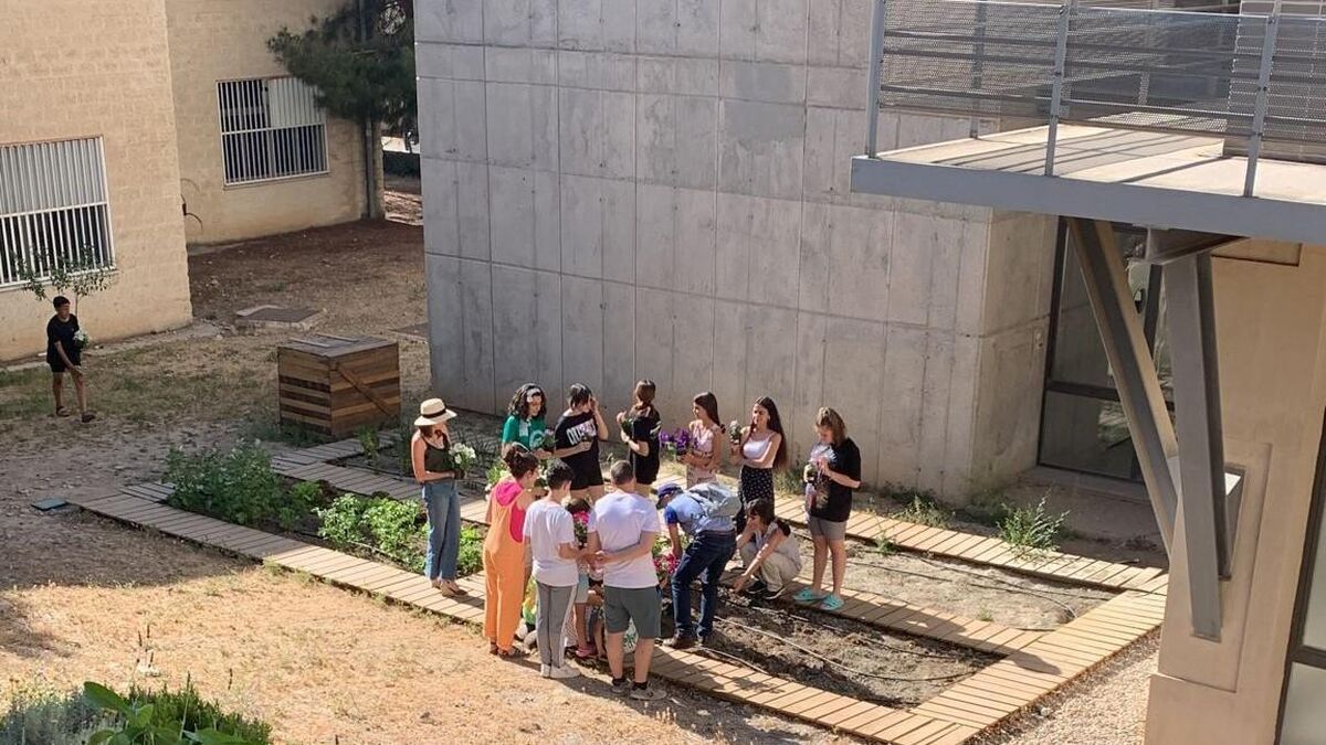 Estudiantes plantando en el huerto universitario