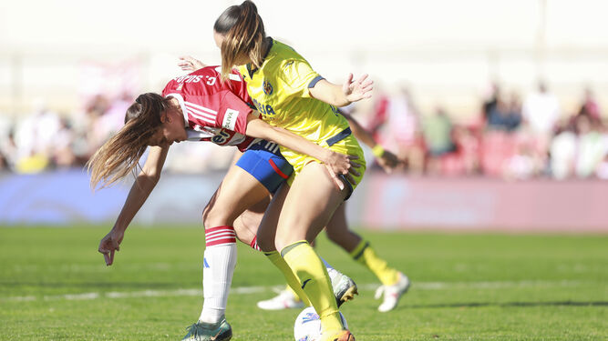 Una acción del partido del femenino ante el Villarreal