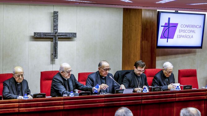 El presidente de la Conferencia Episcopal Española, Juan José Omella (c), preside la 123 Asamblea Plenaria en Madrid.
