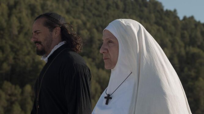 Asier Etxeandía y Blanca Portillo en una imagen del filme.