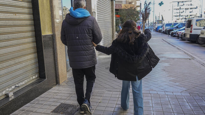 Un padre y su hija pasean por el centro de Granada.