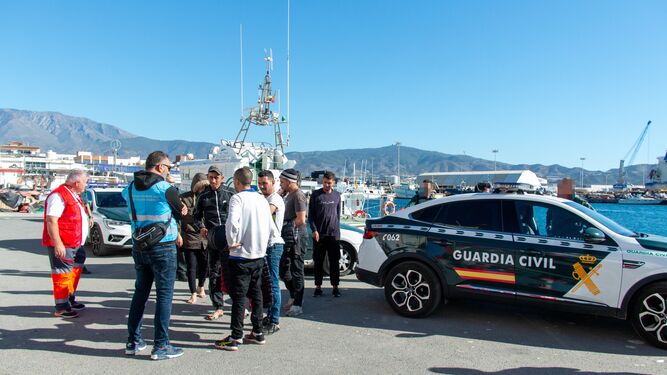 Detenidos 43 migrantes tras arribar en una playa de la costa de Granada