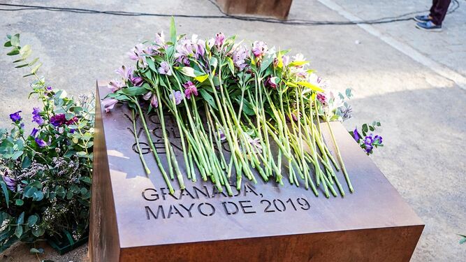 Flores sobre el monumento conmemorativo a las mujeres victmas de violencia de genero de Granada