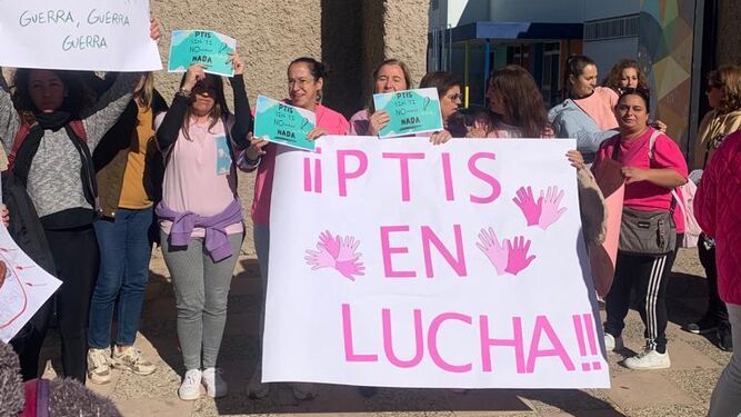 Protesta de las monitoras de educación especial ante el colegio La Ardila de San Fernando.
