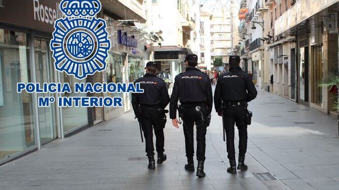 Agentes de la Policía Nacional patrullan por el Centro de Granada.