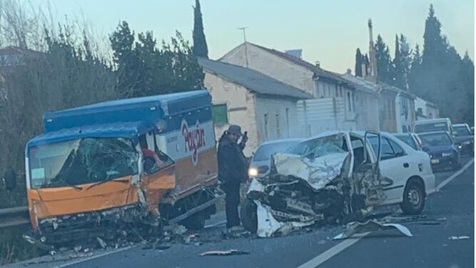 Un fallecido y un herido grave en la colisión entre un camión y un turismo en Atarfe