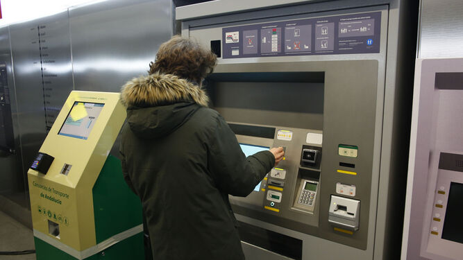 Imagen de archivo de una usuaria en las máquinas expendedoras del Metro de Granada