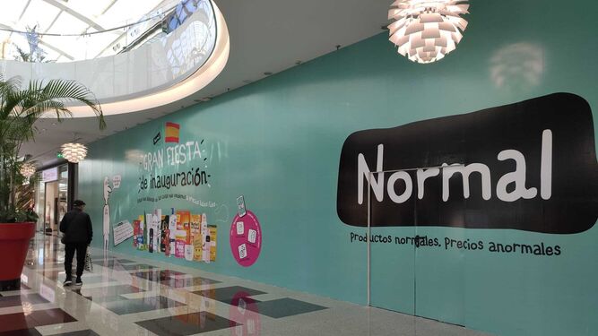Llega al Centro Comercial Nevada una nueva tienda con precios 'anormales'