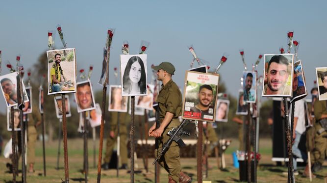 Un soldado observa las imágenes de las víctimas del ataque durante el festival de música en el kibutz Reim.
