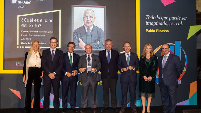 Autoridades y directivos de EY posan con la empresa ganadora en Andalucía, Instituto Español.