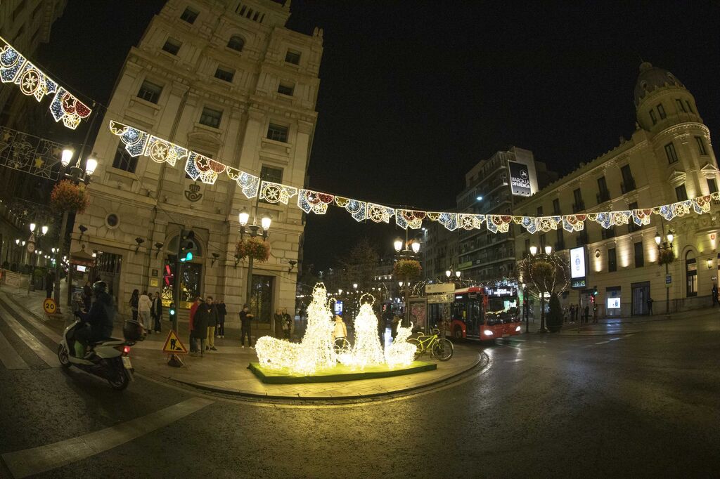 Granada enciende su Navidad: as&iacute; lucen las calles