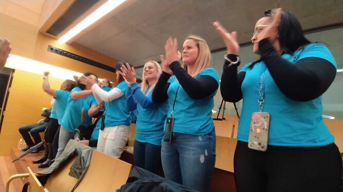 Trabajadoras de ayuda a domicilio, en el pleno de San Fernando, aplauden el resultado unánime de la votación efectuada en diciembre para asumir la gestión directa del servicio.