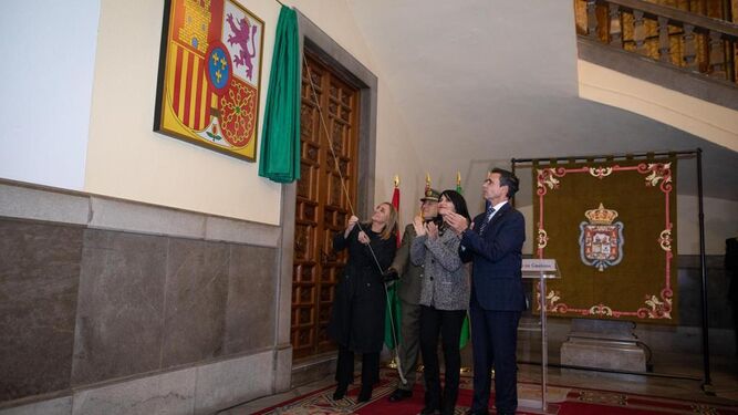 El Ayuntamiento de Granada luce la bandera de España entregada a la ciudad tras el desfile del Día de las Fuerzas Armadas