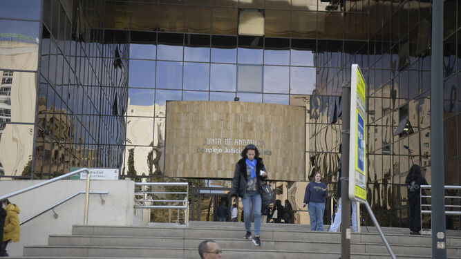 Fachada de acceso al complejo judicial de la Caleta, donde se encuentran los juzgados de lo Mercantil