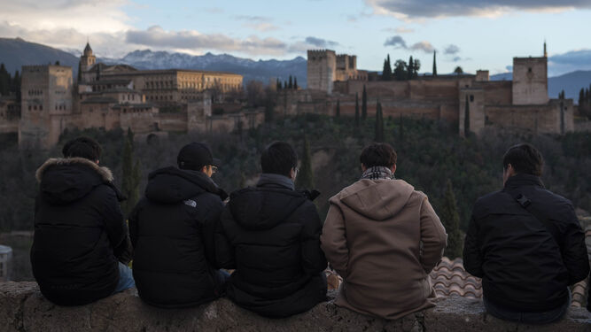 Imagen de varios estudiantes mirando la Alhambra desde el Albaicín