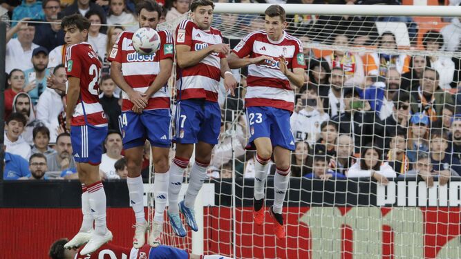 Gonzalo Villar (i), en una barrera con el Granada CF