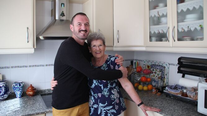 Alex O'Dogherty con su madre, cuyas recetas rescata en el libro que acaba de publicar.