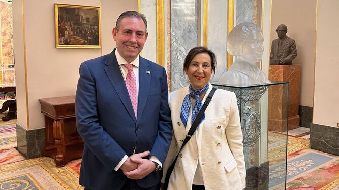 El diputado por Granada posa junto a la ministra de Defensa, Margarita Robles